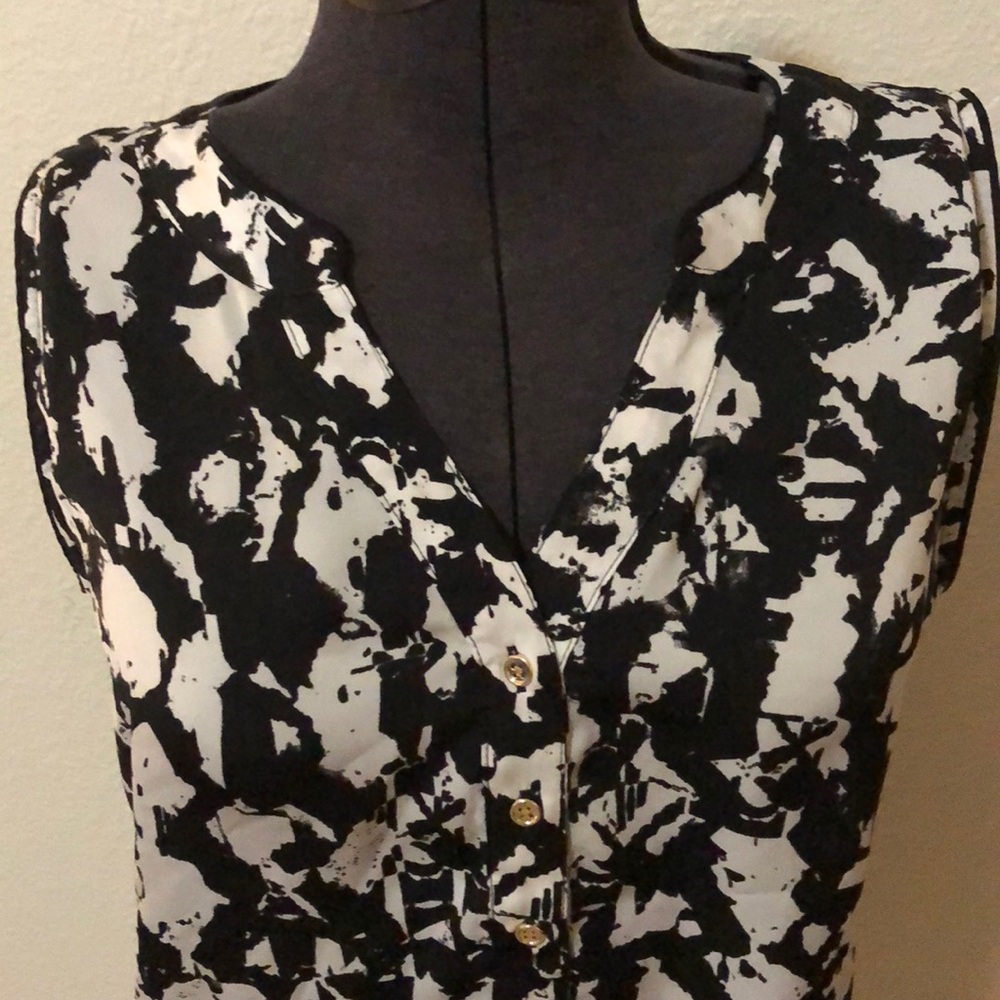 Black/white sleeveless top